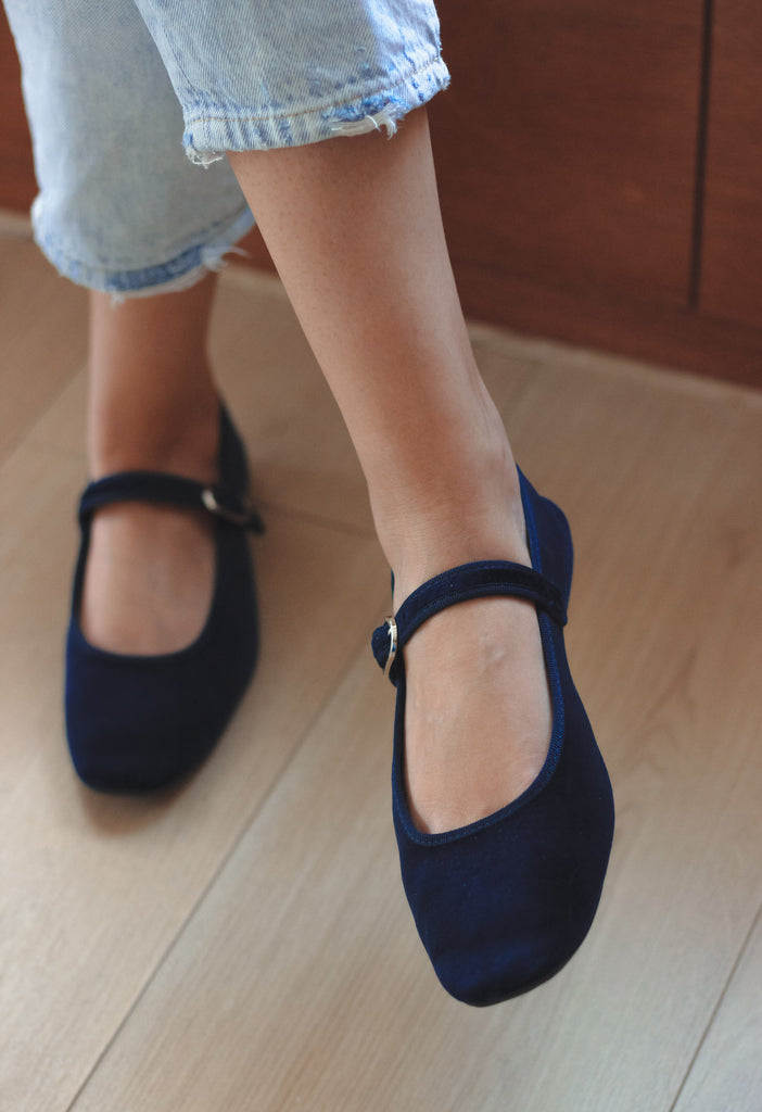 Ballerinas de terciopelo azul
Zapatos planos elegantes
Moda en calzado femenino
Ballerinas de lujo para mujer
Estilo sofisticado y cómodo
Calzado de terciopelo de alta calidad
Tendencias en zapatos planos
Ballerinas para eventos especiales
Zapatos de terciopelo azul marino
Calzado femenino con estilo
Diseño exclusivo en ballerinas
Moda femenina
Ballerinas con acabado aterciopelado
Zapatos planos con detalles elegantes
Ballerinas de material premium
Estilo clásico con un toque moderno
Ballerinas versátiles