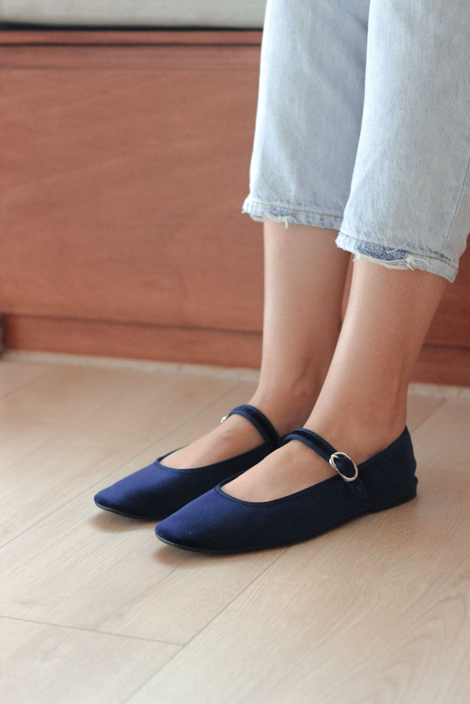 Ballerinas de terciopelo azul
Zapatos planos elegantes
Moda en calzado femenino
Ballerinas de lujo para mujer
Estilo sofisticado y cómodo
Calzado de terciopelo de alta calidad
Tendencias en zapatos planos
Ballerinas para eventos especiales
Zapatos de terciopelo azul marino
Calzado femenino con estilo
Diseño exclusivo en ballerinas
Moda femenina
Ballerinas con acabado aterciopelado
Zapatos planos con detalles elegantes
Ballerinas de material premium
Estilo clásico con un toque moderno
Ballerinas versátiles