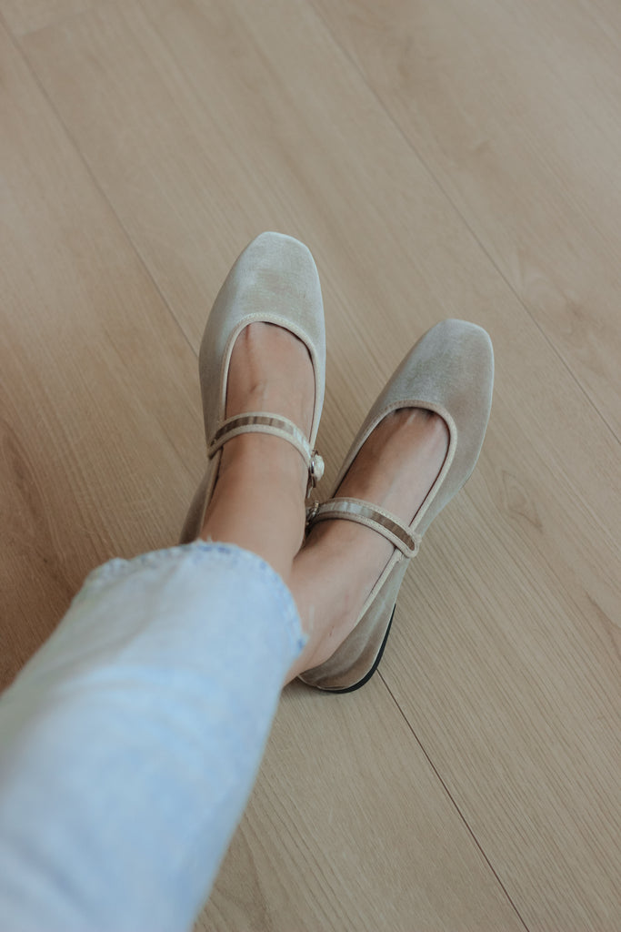 Ballerinas de terciopelo ivory
Zapatos planos elegantes
Moda en calzado femenino
Ballerinas de lujo para mujer
Estilo sofisticado y cómodo
Calzado de terciopelo de alta calidad
Tendencias en zapatos planos
Ballerinas para eventos especiales
Zapatos de terciopelo en tono marfil
Calzado femenino con estilo
Moda femenina de alta gama
Ballerinas con acabado aterciopelado
Zapatos planos con detalles elegantes
Ballerinas premium
Estilo clásico con un toque moderno
Ballerinas versátiles
Zapatos de terciopelo