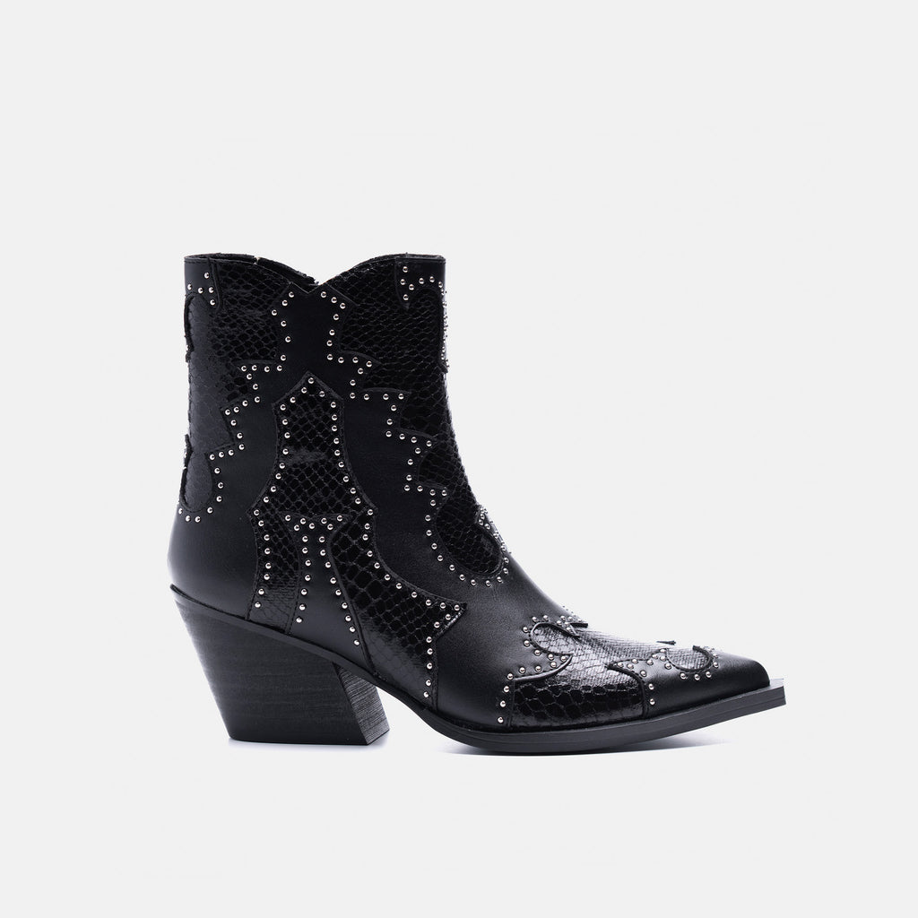 Botas western negras
Botas con textura croco
Botas veganas elegantes
Calzado western con estilo moderno
Botas con detalles metálicos
Botas de moda para mujer
Botas para cualquier look
Botas con tacón medio 
Botas de inspiración cowboy
Botas versátiles para jeans y vestidos
Botas de tendencia 2025
Botas con acabado croco
Calzado ideal para looks boho-chic
Botas negras con apliques metálicos
Botas de tacón cómodo y estilizado