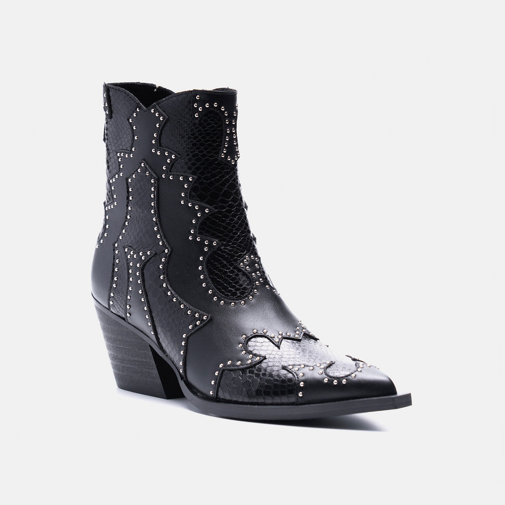 Botas western negras
Botas con textura croco
Botas veganas elegantes
Calzado western con estilo moderno
Botas con detalles metálicos
Botas de moda para mujer
Botas para cualquier look
Botas con tacón medio 
Botas de inspiración cowboy
Botas versátiles para jeans y vestidos
Botas de tendencia 2025
Botas con acabado croco
Calzado ideal para looks boho-chic
Botas negras con apliques metálicos
Botas de tacón cómodo y estilizado