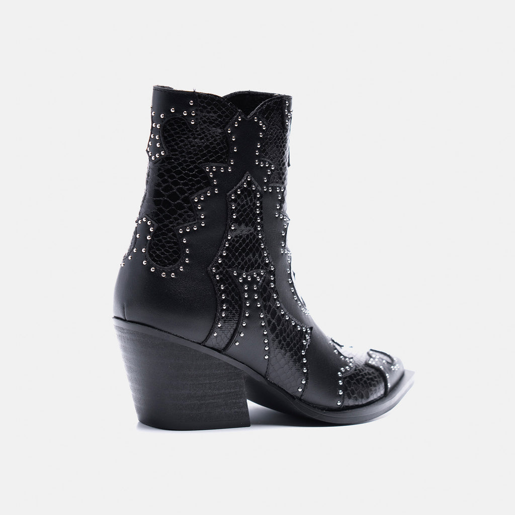 Botas western negras
Botas con textura croco
Botas veganas elegantes
Calzado western con estilo moderno
Botas con detalles metálicos
Botas de moda para mujer
Botas para cualquier look
Botas con tacón medio 
Botas de inspiración cowboy
Botas versátiles para jeans y vestidos
Botas de tendencia 2025
Botas con acabado croco
Calzado ideal para looks boho-chic
Botas negras con apliques metálicos
Botas de tacón cómodo y estilizado