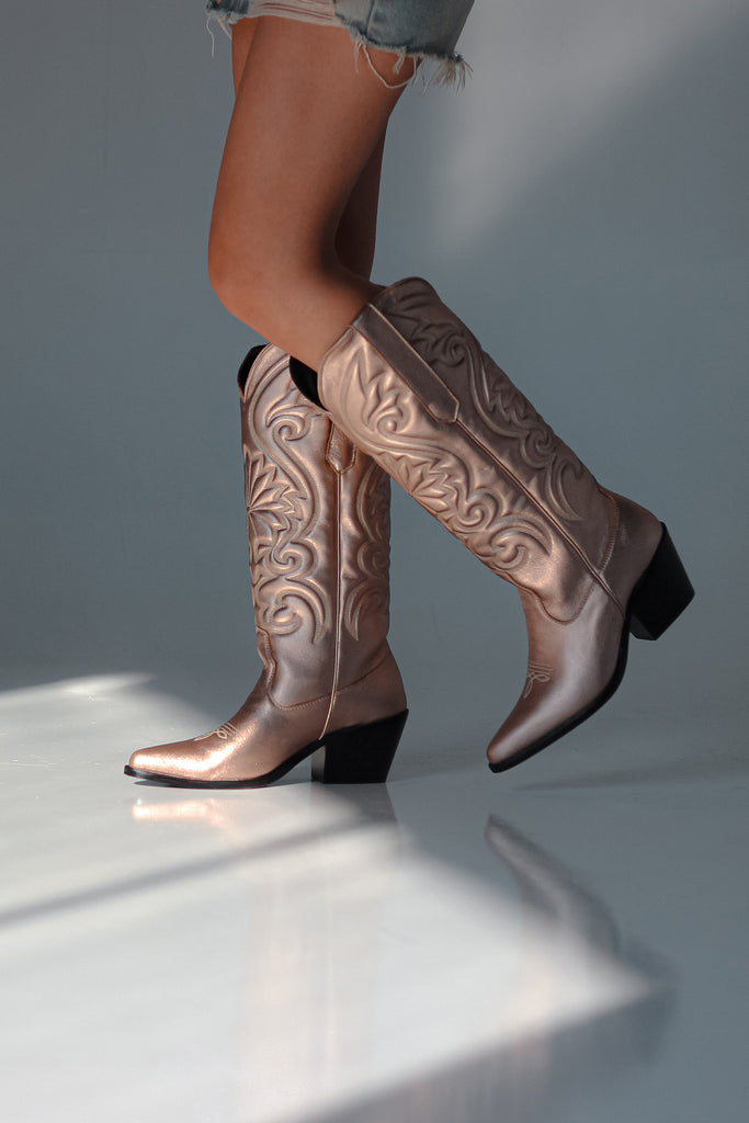 Botas de moda para cowgirls Botas con diseño único y sofisticado Botas de piel de res para mayor durabilidad Botas de piel de calidad para mayor comodidad Botas de piel con bordado floral en el exterior Botas de piel hechas en México botas resegold