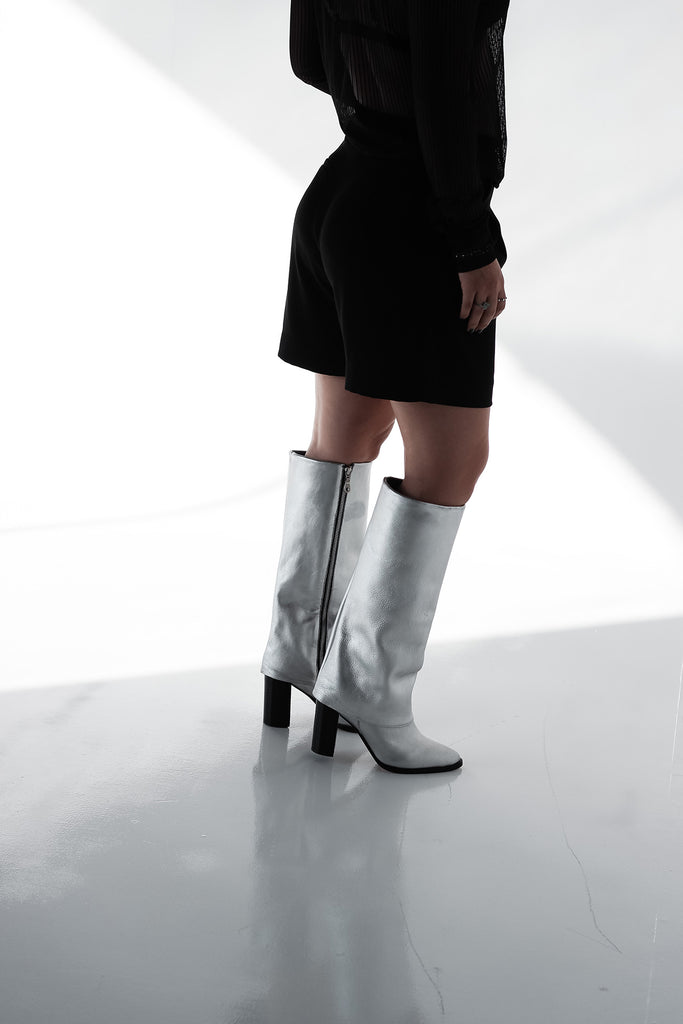 Calzado de noche en plata Bota metálico Botín de moda en plata Bota de piel hecho a mano oufits con botas metálicas metallic boots botas en tendencia Bota larga para mujer botas en tendencia 2024 botas de piel altas