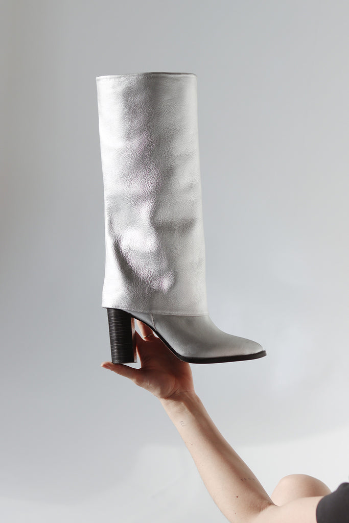 Calzado de noche en plata Bota metálico Botín de moda en plata Bota de piel hecho a mano oufits con botas metálicas metallic boots botas en tendencia Bota larga para mujer botas en tendencia 2024 botas de piel altas
