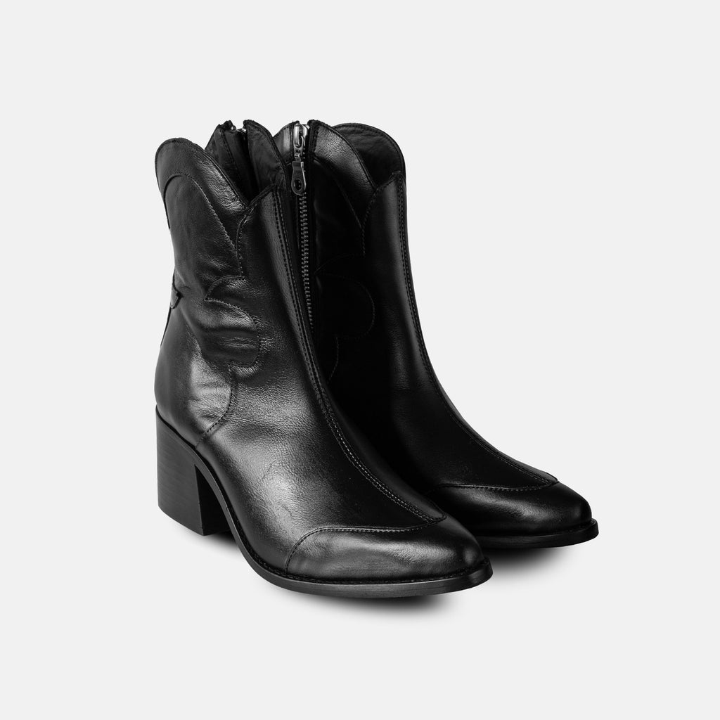 Botas negras, botines western, botas vaqueras mujer, botas de piel, botines de cuero, botines con tacón, calzado western, botines de moda, botines negros, botas elegantes, botas cowboy, calzado femenino, botas western negras, botas negras de cuero, botas modernas, botas negras tacón medio, botines casuales, botas fashion, calzado con estilo, botas negras cortas, botines clásicos, botas de diseño.