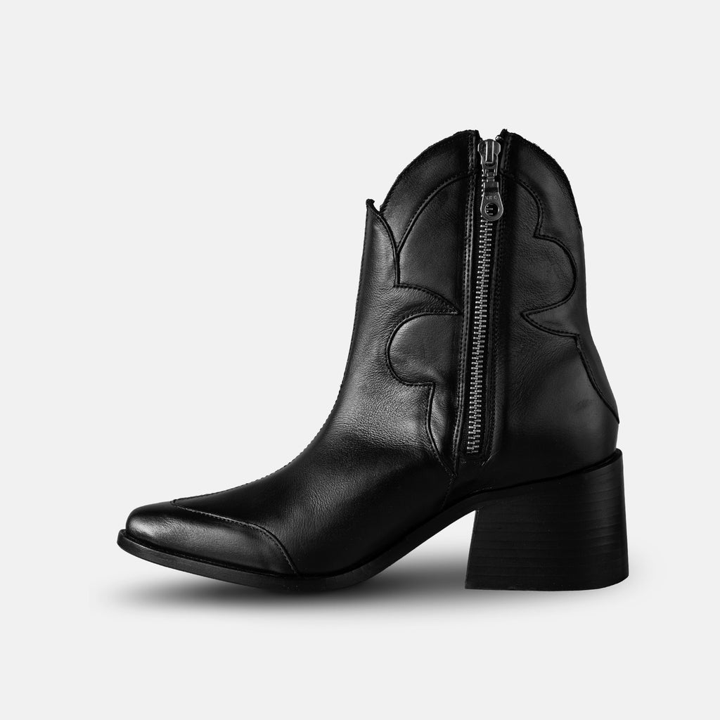 Botas negras, botines western, botas vaqueras mujer, botas de piel, botines de cuero, botines con tacón, calzado western, botines de moda, botines negros, botas elegantes, botas cowboy, calzado femenino, botas western negras, botas negras de cuero, botas modernas, botas negras tacón medio, botines casuales, botas fashion, calzado con estilo, botas negras cortas, botines clásicos, botas de diseño.