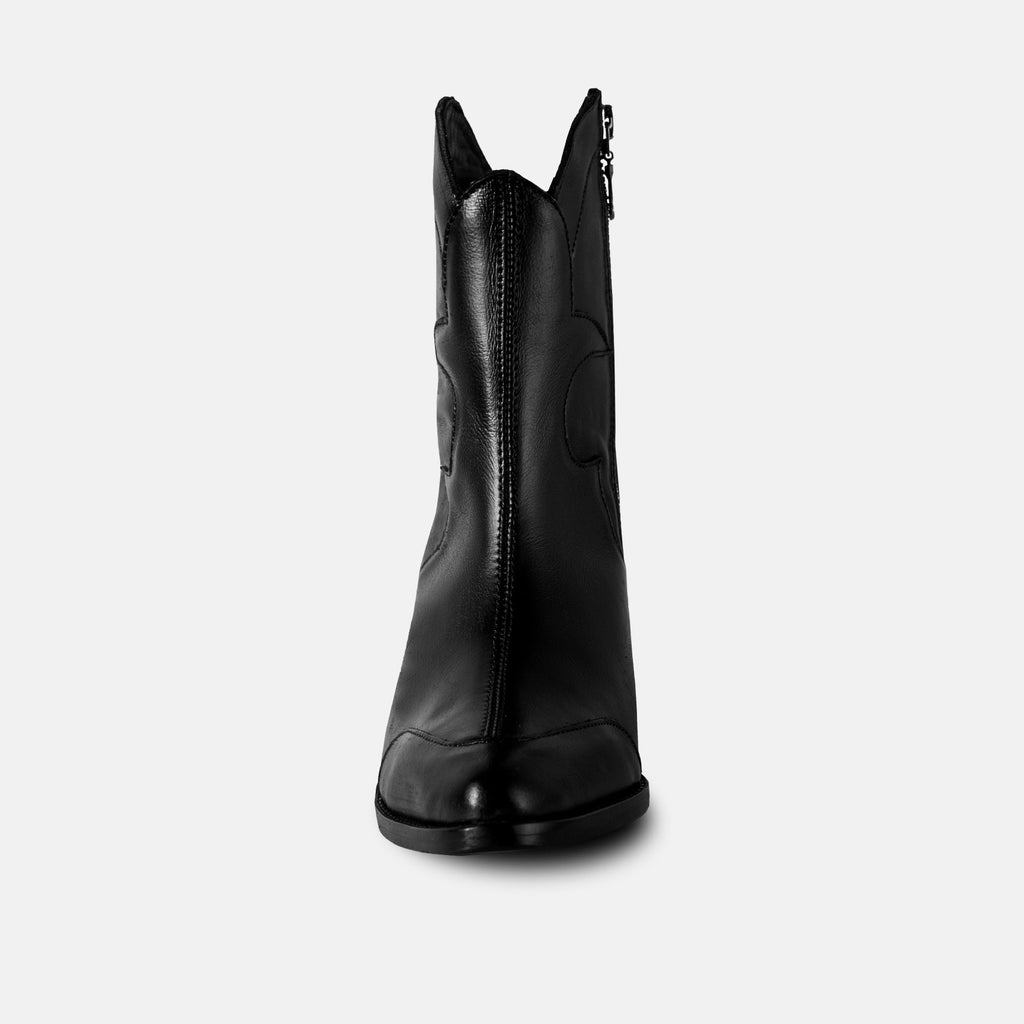 Botas negras, botines western, botas vaqueras mujer, botas de piel, botines de cuero, botines con tacón, calzado western, botines de moda, botines negros, botas elegantes, botas cowboy, calzado femenino, botas western negras, botas negras de cuero, botas modernas, botas negras tacón medio, botines casuales, botas fashion, calzado con estilo, botas negras cortas, botines clásicos, botas de diseño.