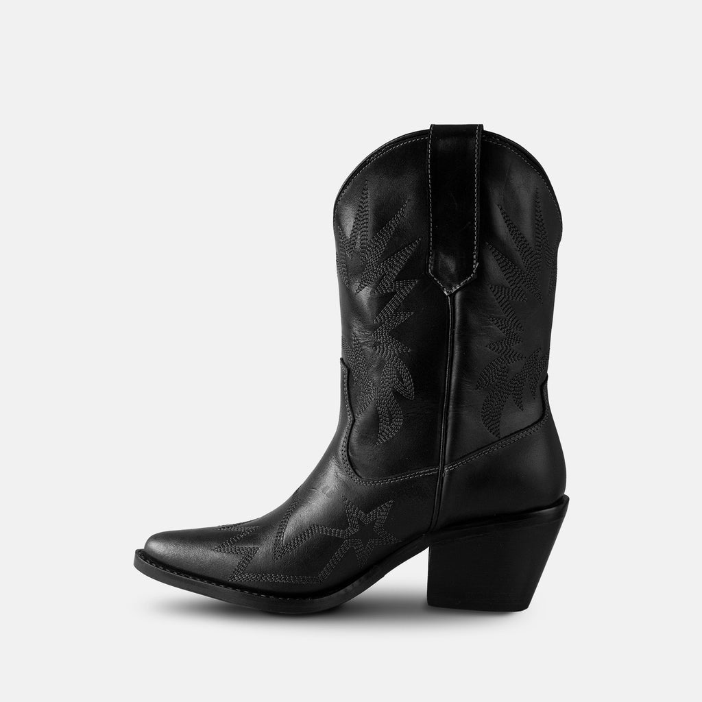 Botas de moda en color negro Botas vaqueras de mujer botas vaqueras de piel  botas vaqueras negras mujer outfits con botas negras Botas negras con flecos Bota Negras Botas de moda en color negro Botas vaqueras de mujer Cowboyboots