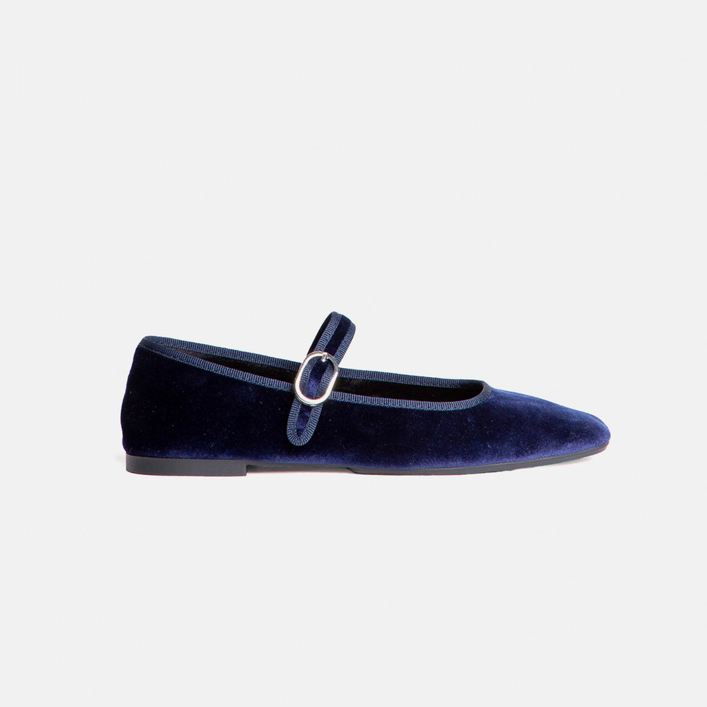 Ballerinas de terciopelo azul
Zapatos planos elegantes
Moda en calzado femenino
Ballerinas de lujo para mujer
Estilo sofisticado y cómodo
Calzado de terciopelo de alta calidad
Tendencias en zapatos planos
Ballerinas para eventos especiales
Zapatos de terciopelo azul marino
Calzado femenino con estilo
Diseño exclusivo en ballerinas
Moda femenina
Ballerinas con acabado aterciopelado
Zapatos planos con detalles elegantes
Ballerinas de material premium
Estilo clásico con un toque moderno
Ballerinas versátiles