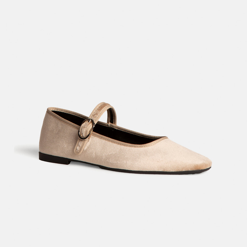 Ballerinas de terciopelo ivory
Zapatos planos elegantes
Moda en calzado femenino
Ballerinas de lujo para mujer
Estilo sofisticado y cómodo
Calzado de terciopelo de alta calidad
Tendencias en zapatos planos
Ballerinas para eventos especiales
Zapatos de terciopelo en tono marfil
Calzado femenino con estilo
Moda femenina de alta gama
Ballerinas con acabado aterciopelado
Zapatos planos con detalles elegantes
Ballerinas premium
Estilo clásico con un toque moderno
Ballerinas versátiles
Zapatos de terciopelo