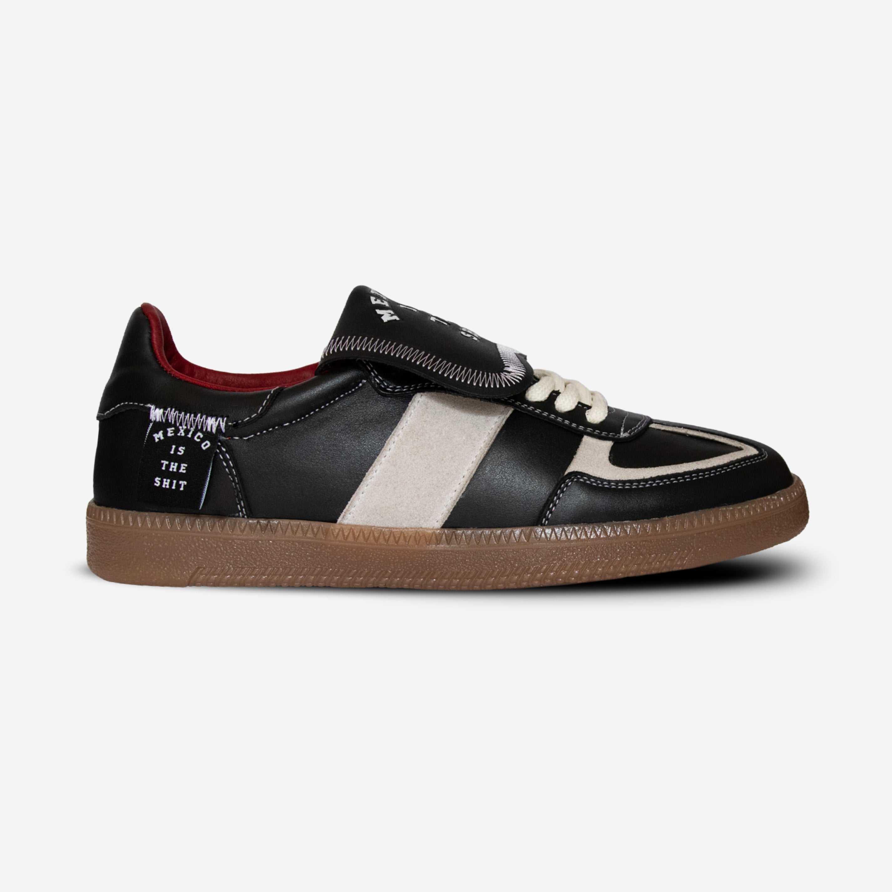 FLUX MITS × BDG — perfil lateral completo: costura blanca, suela gum y el rojo del talón