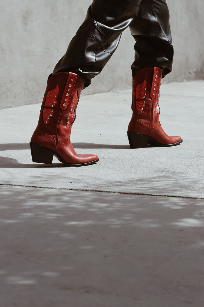  botas de cuero botas de cuero mujer botas de moda botas de piel para  mujer de moda  botas bala di gala botas en tendencia botas rojas metallic boots botas rojas en tendencia botas metalicas en color rojo botas con pop de color outfits con pop rojo