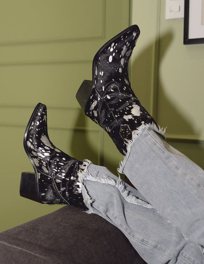  silueta, cowboy boots, botas, piel, mujer, hechas a mano, suela de cuero, bota de cuero, bota negra, único, pelo negro, botines negros, pintura plateada, 100%, México botas , botas negra